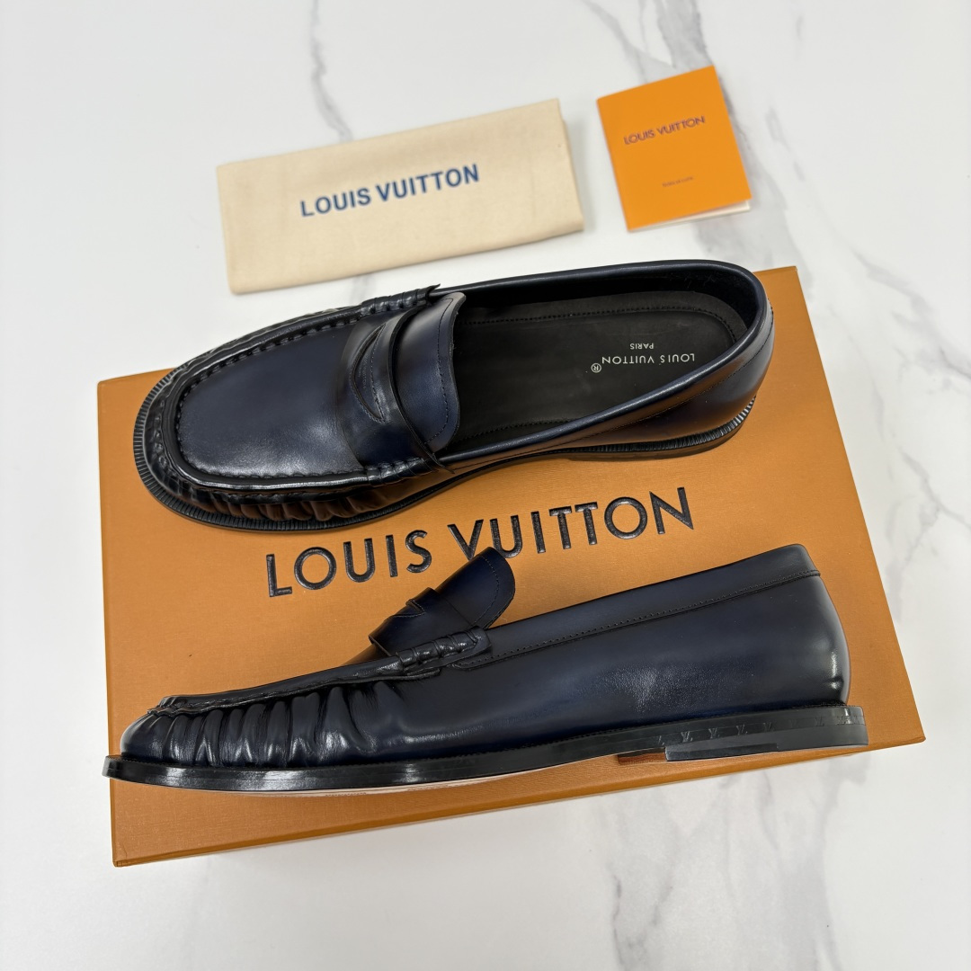 💋💍L家新品 路易-威登(Lou*s Vuitto*)男士新款乐福鞋皮鞋 皮胚皮革质感高级,横带三角印花融合 💋💍L家新品 路易-威登(Lou*s Vuitto*)男士新款乐福鞋皮鞋 皮胚皮革质感高级,横带三角印花融合