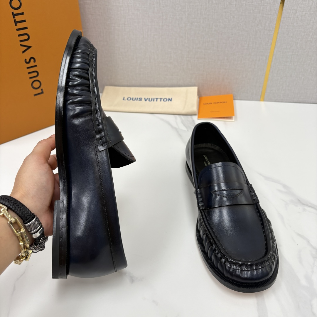 💋💍L家新品 路易-威登(Lou*s Vuitto*)男士新款乐福鞋皮鞋 皮胚皮革质感高级,横带三角印花融合 💋💍L家新品 路易-威登(Lou*s Vuitto*)男士新款乐福鞋皮鞋 皮胚皮革质感高级,横带三角印花融合