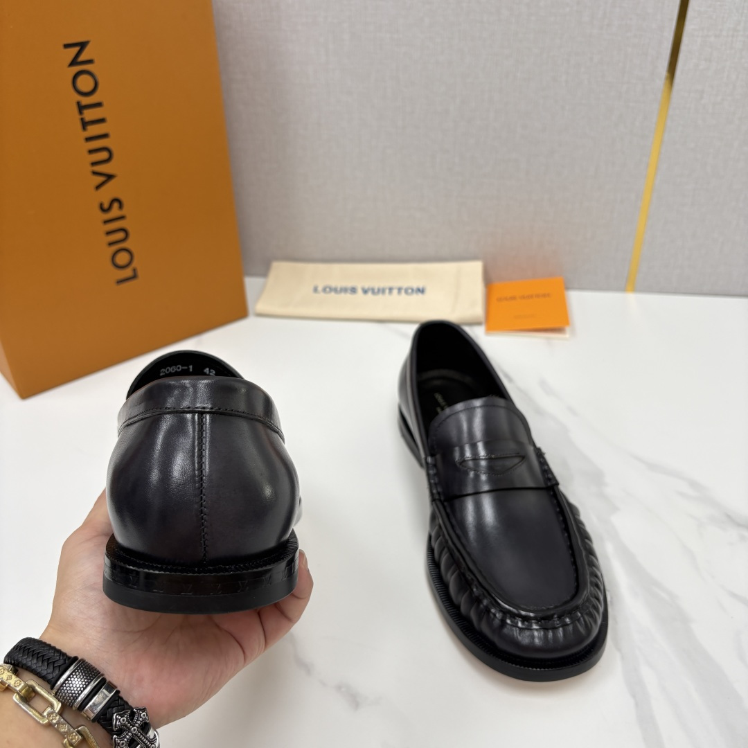 💋💍L家新品 路易-威登(Lou*s Vuitto*)男士新款乐福鞋皮鞋 皮胚皮革质感高级,横带三角印花融合 💋💍L家新品 路易-威登(Lou*s Vuitto*)男士新款乐福鞋皮鞋 皮胚皮革质感高级,横带三角印花融合