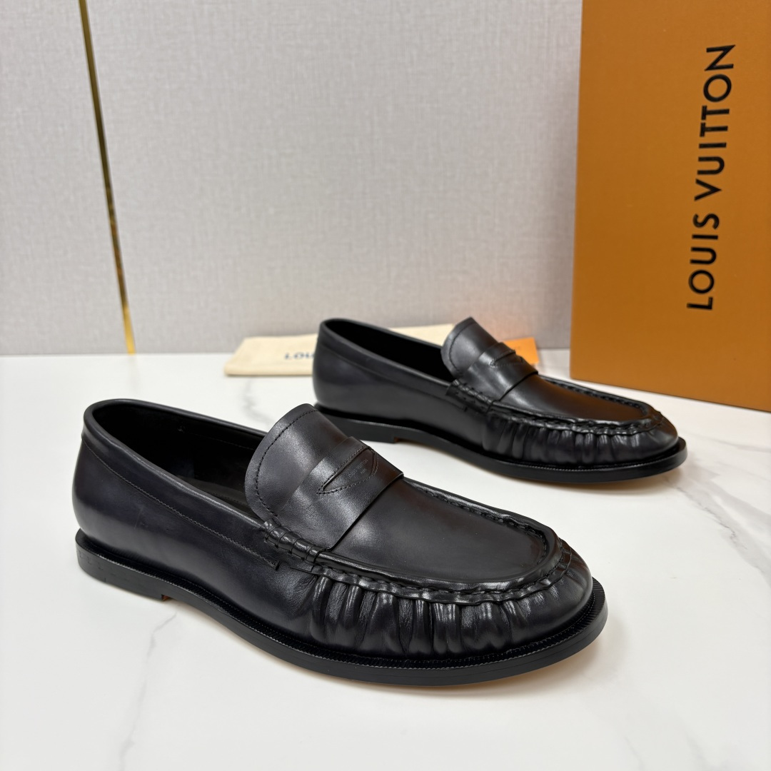 💋💍L家新品 路易-威登(Lou*s Vuitto*)男士新款乐福鞋皮鞋 皮胚皮革质感高级,横带三角印花融合 💋💍L家新品 路易-威登(Lou*s Vuitto*)男士新款乐福鞋皮鞋 皮胚皮革质感高级,横带三角印花融合