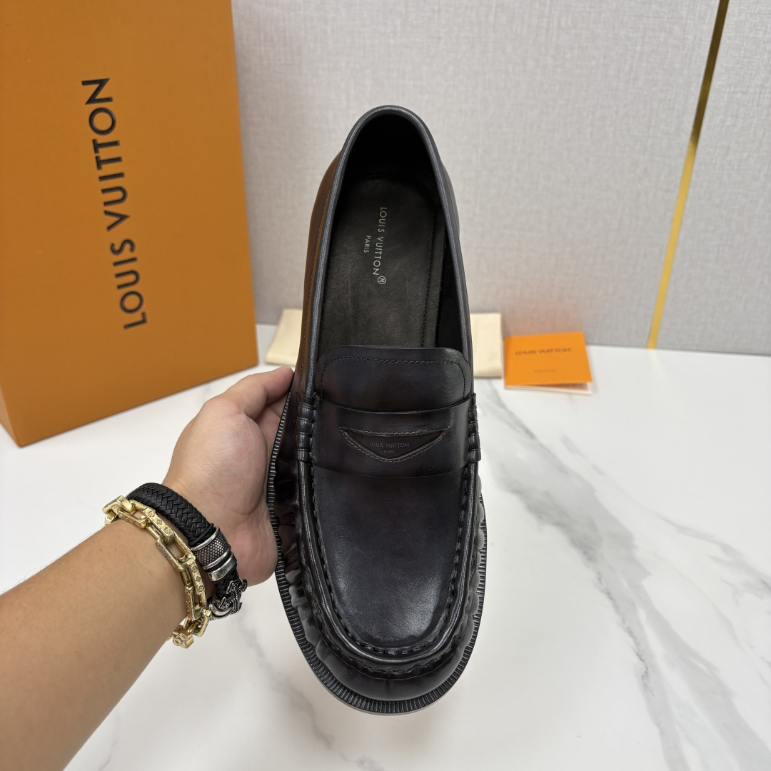 💋💍L家新品 路易-威登(Lou*s Vuitto*)男士新款乐福鞋皮鞋 皮胚皮革质感高级,横带三角印花融合 💋💍L家新品 路易-威登(Lou*s Vuitto*)男士新款乐福鞋皮鞋 皮胚皮革质感高级,横带三角印花融合