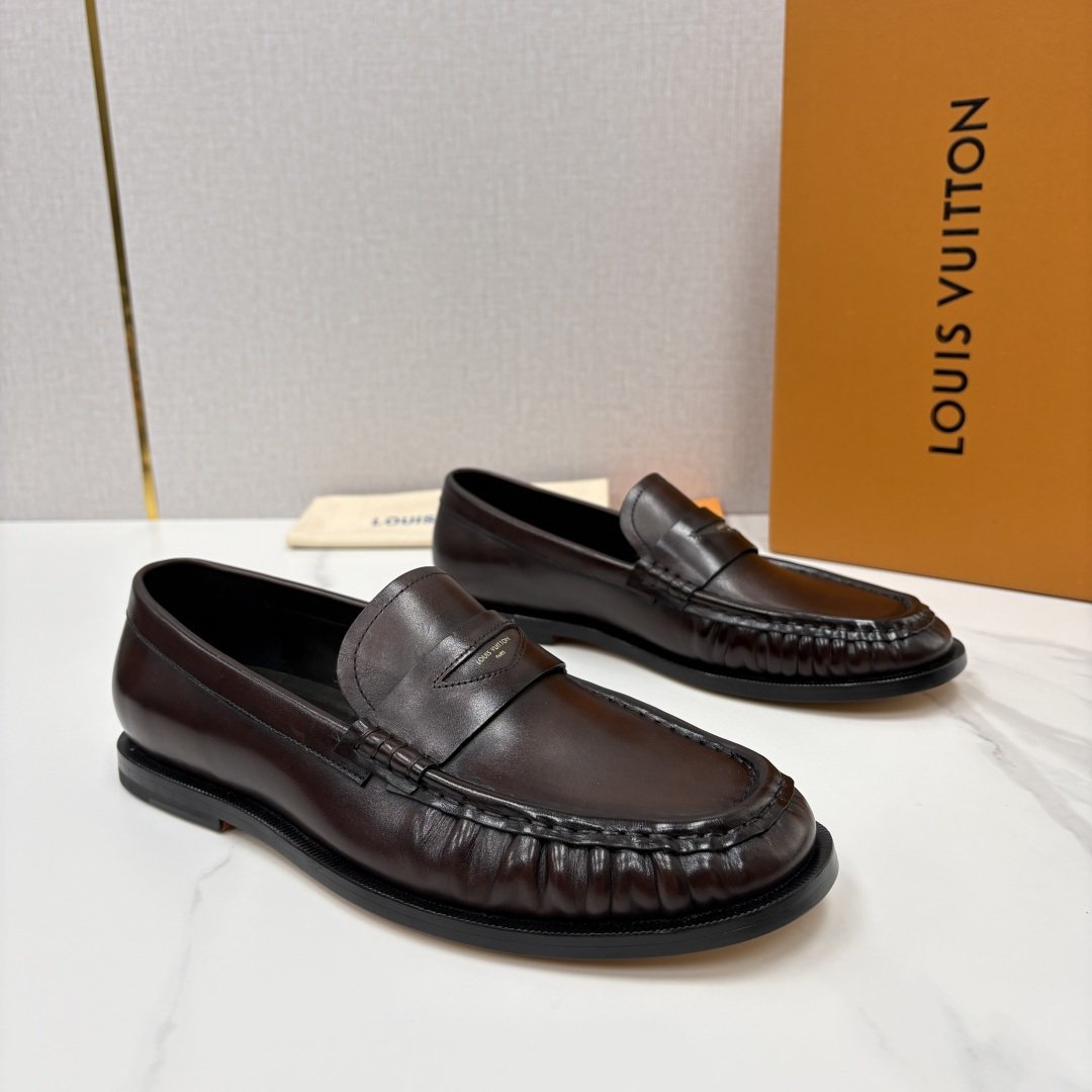 💋💍L家新品    路易-威登（Lou*s Vuitto*）男士新款乐福鞋皮鞋    皮胚皮革质感高级，横带三角印花融合