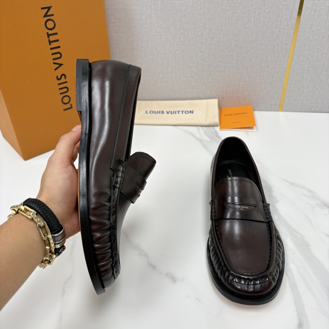 💋💍L家新品    路易-威登（Lou*s Vuitto*）男士新款乐福鞋皮鞋    皮胚皮革质感高级，横带三角印花融合