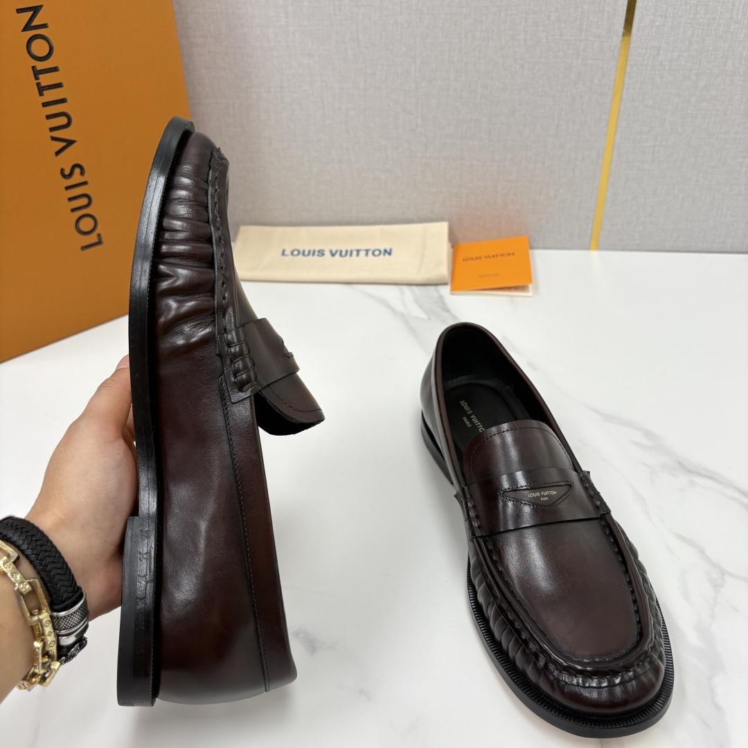 💋💍L家新品    路易-威登（Lou*s Vuitto*）男士新款乐福鞋皮鞋    皮胚皮革质感高级，横带三角印花融合
