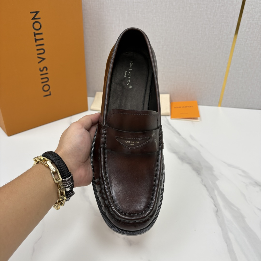 💋💍L家新品    路易-威登（Lou*s Vuitto*）男士新款乐福鞋皮鞋    皮胚皮革质感高级，横带三角印花融合