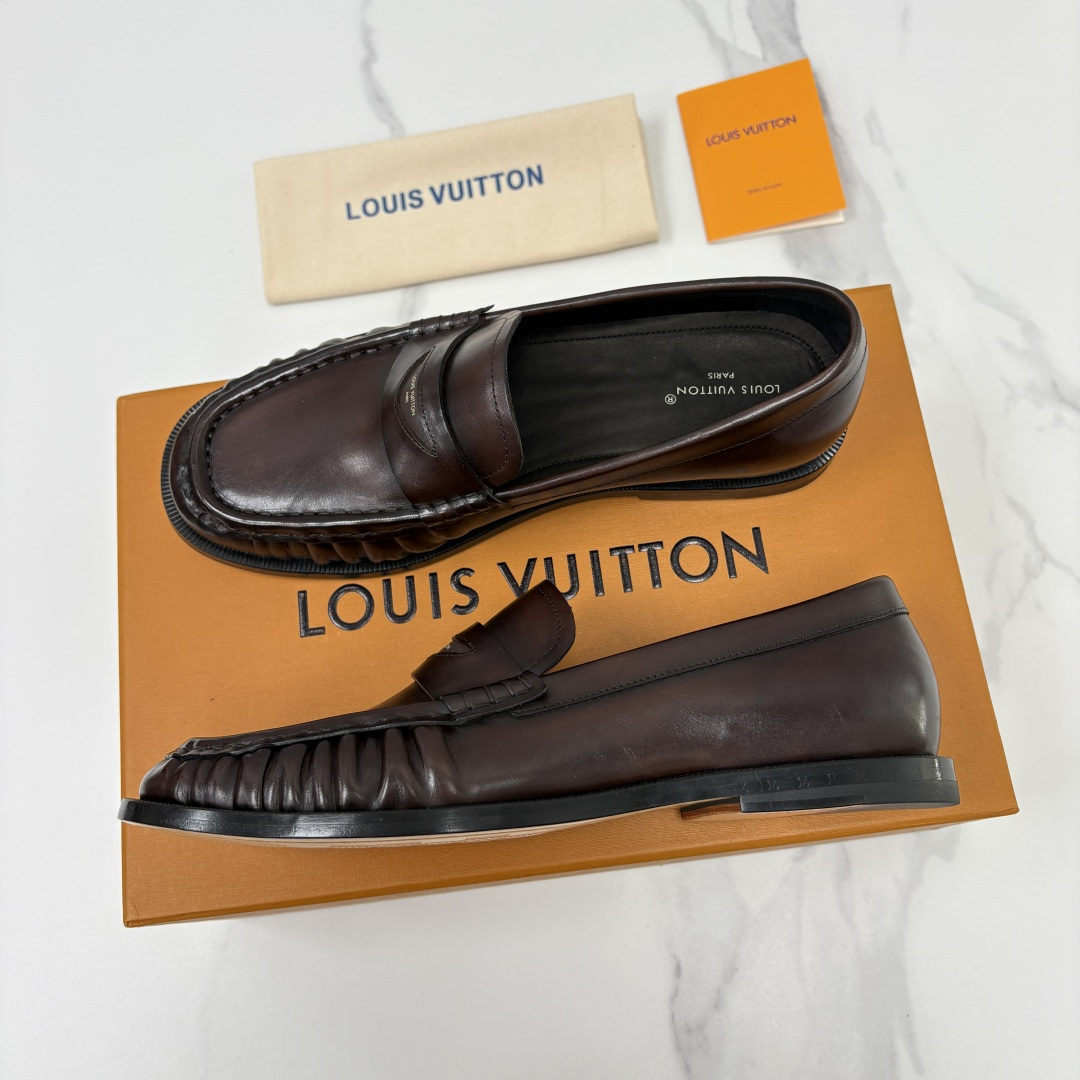 💋💍L家新品    路易-威登（Lou*s Vuitto*）男士新款乐福鞋皮鞋    皮胚皮革质感高级，横带三角印花融合