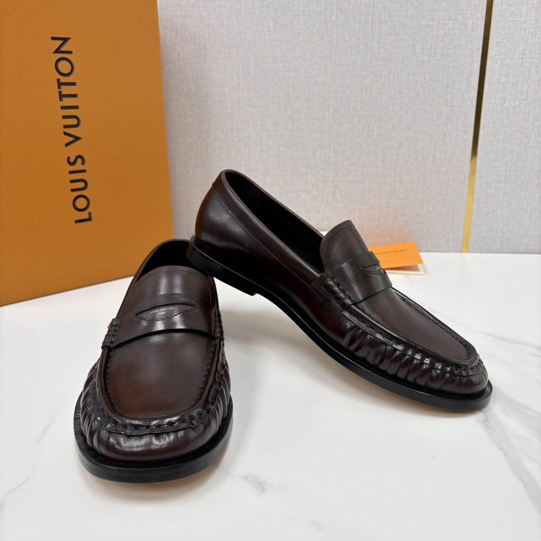 💋💍L家新品    路易-威登（Lou*s Vuitto*）男士新款乐福鞋皮鞋    皮胚皮革质感高级，横带三角印花融合