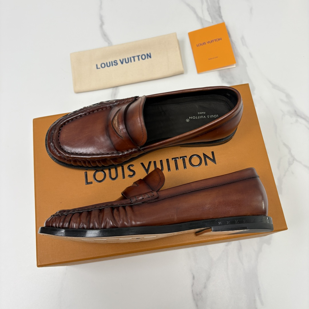 💋💍L家新品 路易-威登(Lou*s Vuitto*)男士新款乐福鞋皮鞋 皮胚皮革质感高级,横带三角印花融合 💋💍L家新品 路易-威登(Lou*s Vuitto*)男士新款乐福鞋皮鞋 皮胚皮革质感高级,横带三角印花融合