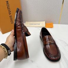 💋💍L家新品 路易-威登(Lou*s Vuitto*)男士新款乐福鞋皮鞋 皮胚皮革质感高级,横带三角印花融合 💋💍L家新品 路易-威登(Lou*s Vuitto*)男士新款乐福鞋皮鞋 皮胚皮革质感高级,横带三角印花融合