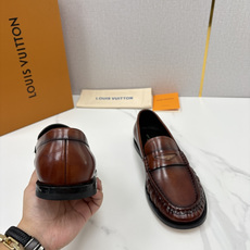 💋💍L家新品 路易-威登(Lou*s Vuitto*)男士新款乐福鞋皮鞋 皮胚皮革质感高级,横带三角印花融合 💋💍L家新品 路易-威登(Lou*s Vuitto*)男士新款乐福鞋皮鞋 皮胚皮革质感高级,横带三角印花融合