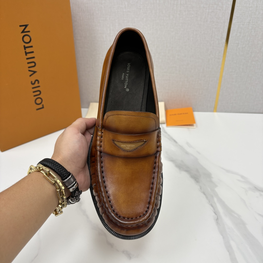 💋💍L家新品 路易-威登(Lou*s Vuitto*)男士新款乐福鞋皮鞋 皮胚皮革质感高级,横带三角印花融合 💋💍L家新品 路易-威登(Lou*s Vuitto*)男士新款乐福鞋皮鞋 皮胚皮革质感高级,横带三角印花融合