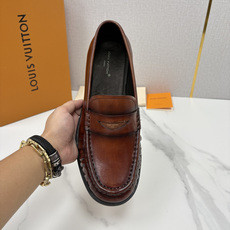 💋💍L家新品 路易-威登(Lou*s Vuitto*)男士新款乐福鞋皮鞋 皮胚皮革质感高级,横带三角印花融合 💋💍L家新品 路易-威登(Lou*s Vuitto*)男士新款乐福鞋皮鞋 皮胚皮革质感高级,横带三角印花融合