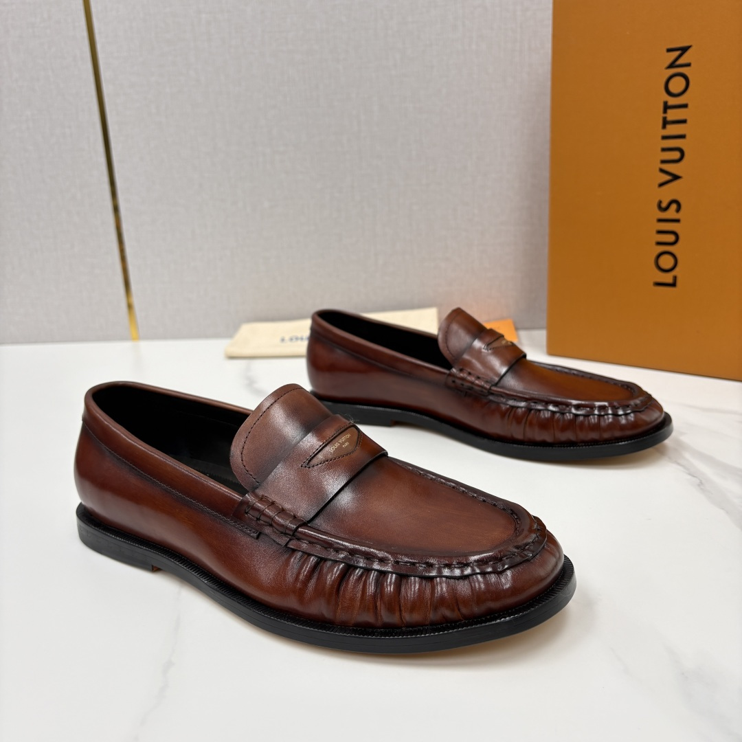 💋💍L家新品 路易-威登(Lou*s Vuitto*)男士新款乐福鞋皮鞋 皮胚皮革质感高级,横带三角印花融合 💋💍L家新品 路易-威登(Lou*s Vuitto*)男士新款乐福鞋皮鞋 皮胚皮革质感高级,横带三角印花融合