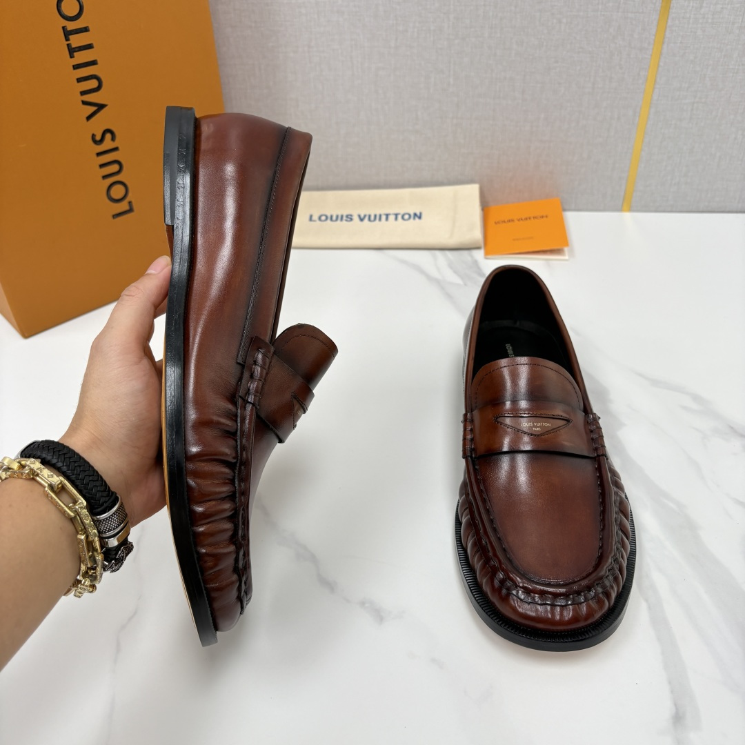 💋💍L家新品 路易-威登(Lou*s Vuitto*)男士新款乐福鞋皮鞋 皮胚皮革质感高级,横带三角印花融合 💋💍L家新品 路易-威登(Lou*s Vuitto*)男士新款乐福鞋皮鞋 皮胚皮革质感高级,横带三角印花融合