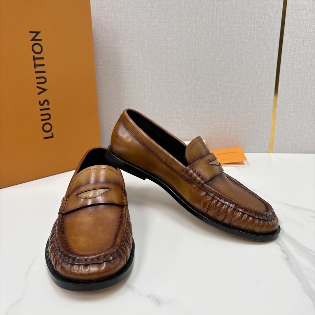 💋💍L家新品 路易-威登(Lou*s Vuitto*)男士新款乐福鞋皮鞋 皮胚皮革质感高级,横带三角印花融合 💋💍L家新品 路易-威登(Lou*s Vuitto*)男士新款乐福鞋皮鞋 皮胚皮革质感高级,横带三角印花融合