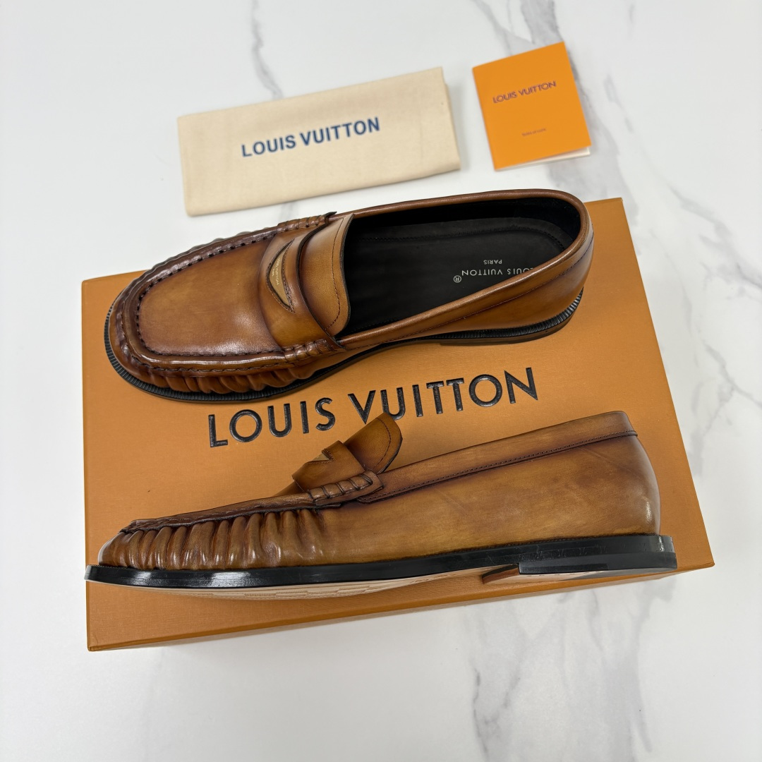 💋💍L家新品 路易-威登(Lou*s Vuitto*)男士新款乐福鞋皮鞋 皮胚皮革质感高级,横带三角印花融合 💋💍L家新品 路易-威登(Lou*s Vuitto*)男士新款乐福鞋皮鞋 皮胚皮革质感高级,横带三角印花融合
