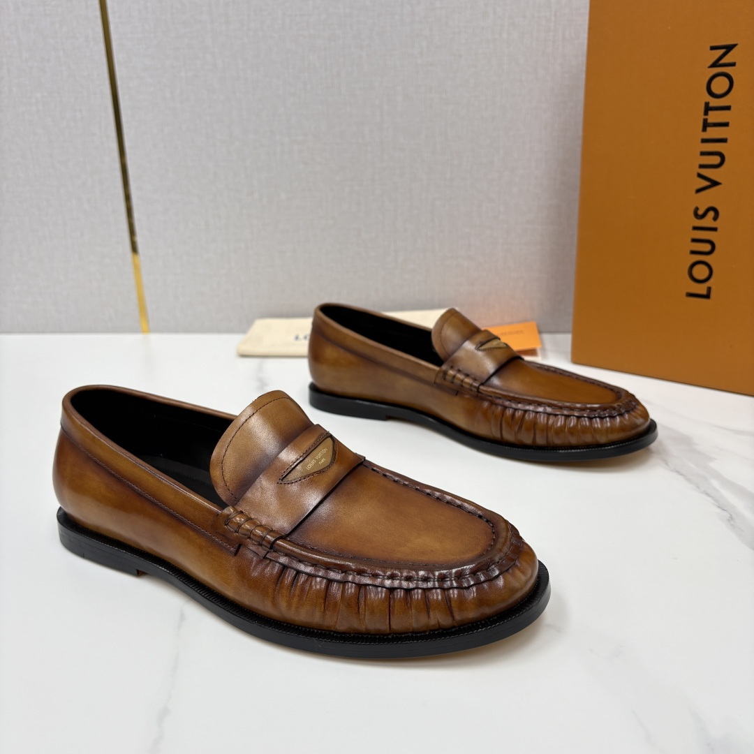 💋💍L家新品 路易-威登(Lou*s Vuitto*)男士新款乐福鞋皮鞋 皮胚皮革质感高级,横带三角印花融合 💋💍L家新品 路易-威登(Lou*s Vuitto*)男士新款乐福鞋皮鞋 皮胚皮革质感高级,横带三角印花融合