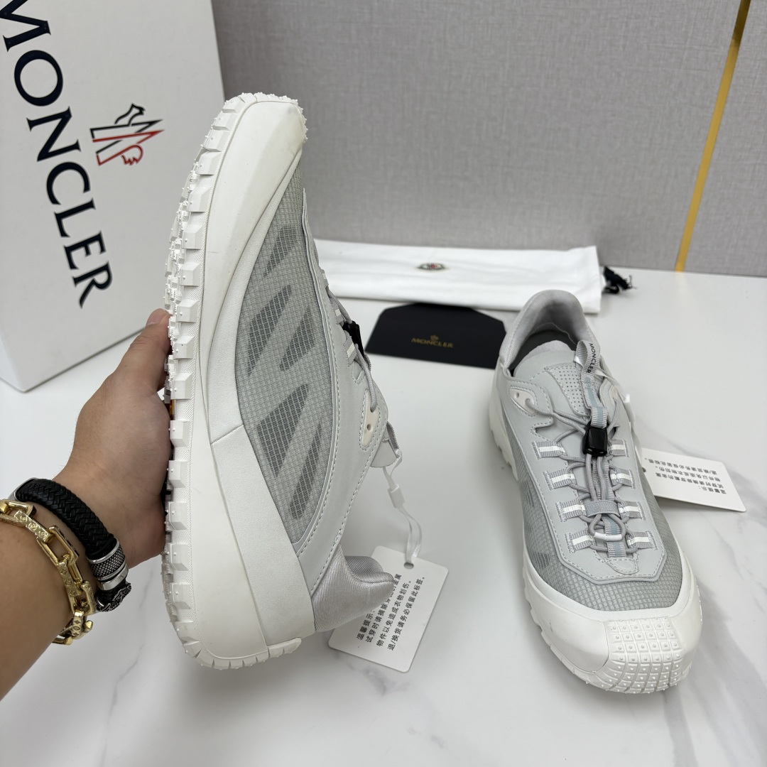 💋💍Moncle*   蒙-口   新品上新  男士运动鞋   官方 此款套穿式运动鞋的灵感源自品牌DNA，加衬元素源自