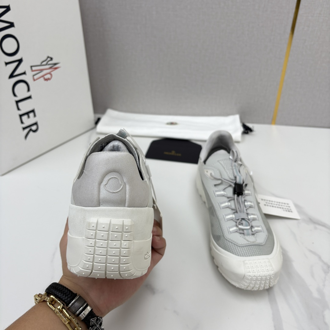💋💍Moncle*   蒙-口   新品上新  男士运动鞋   官方 此款套穿式运动鞋的灵感源自品牌DNA，加衬元素源自