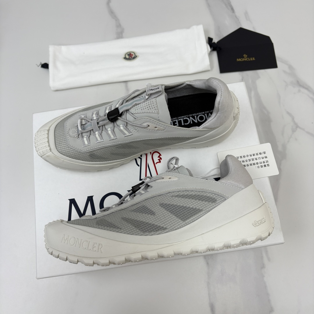 💋💍Moncle*   蒙-口   新品上新  男士运动鞋   官方 此款套穿式运动鞋的灵感源自品牌DNA，加衬元素源自