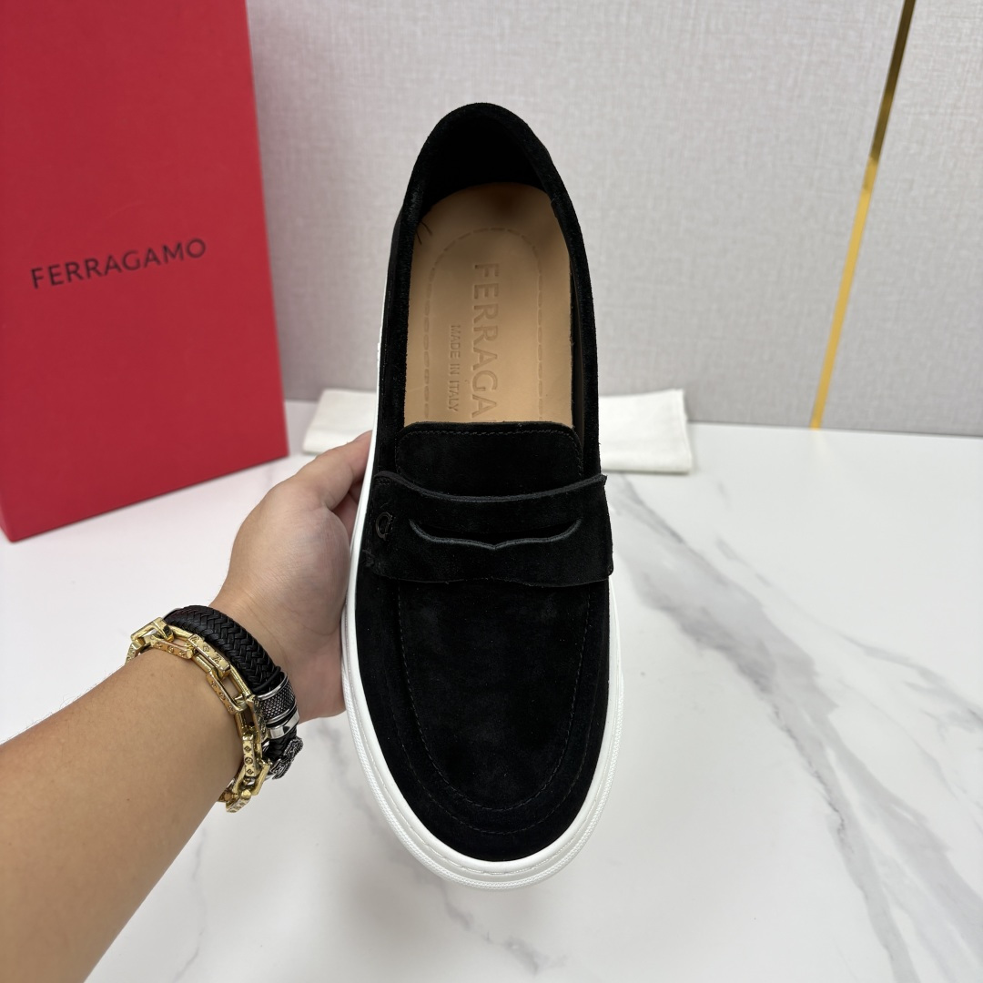 💋💍SF 菲拉～ 新款异型嵌饰休闲鞋乐福鞋   官方 6,780    这款休闲乐福鞋风格低调，简约纯色横杠设计搭配  