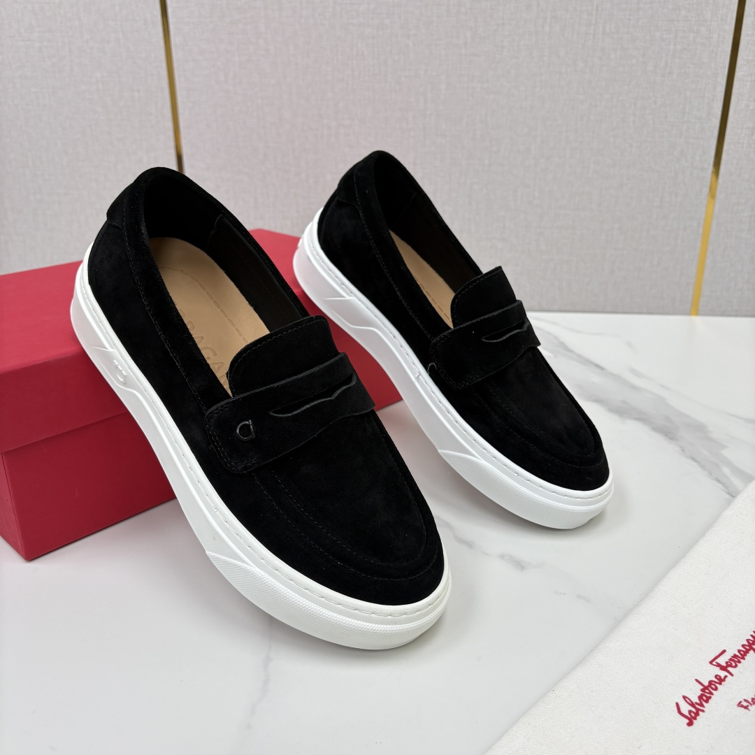 💋💍SF 菲拉～ 新款异型嵌饰休闲鞋乐福鞋   官方 6,780    这款休闲乐福鞋风格低调，简约纯色横杠设计搭配  