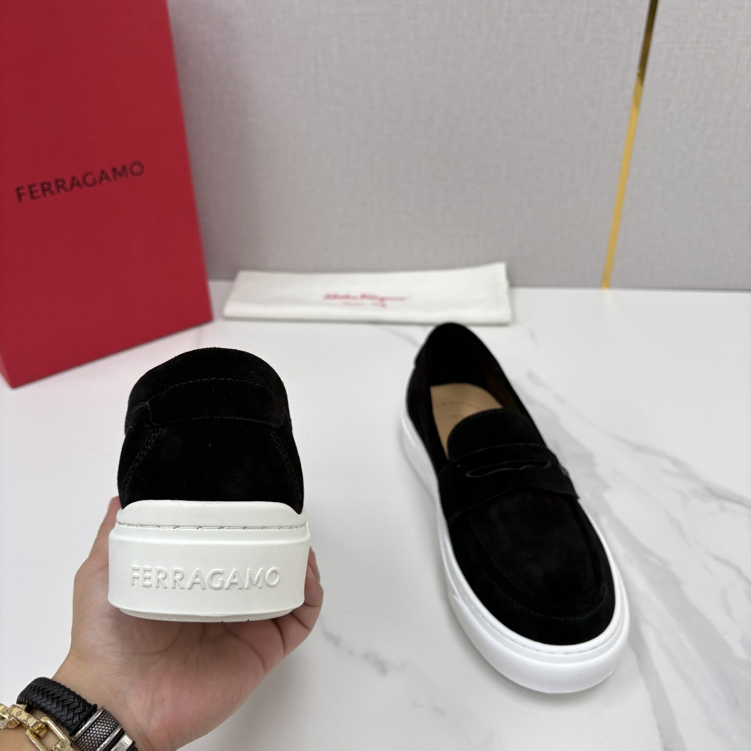 💋💍SF 菲拉～ 新款异型嵌饰休闲鞋乐福鞋   官方 6,780    这款休闲乐福鞋风格低调，简约纯色横杠设计搭配  