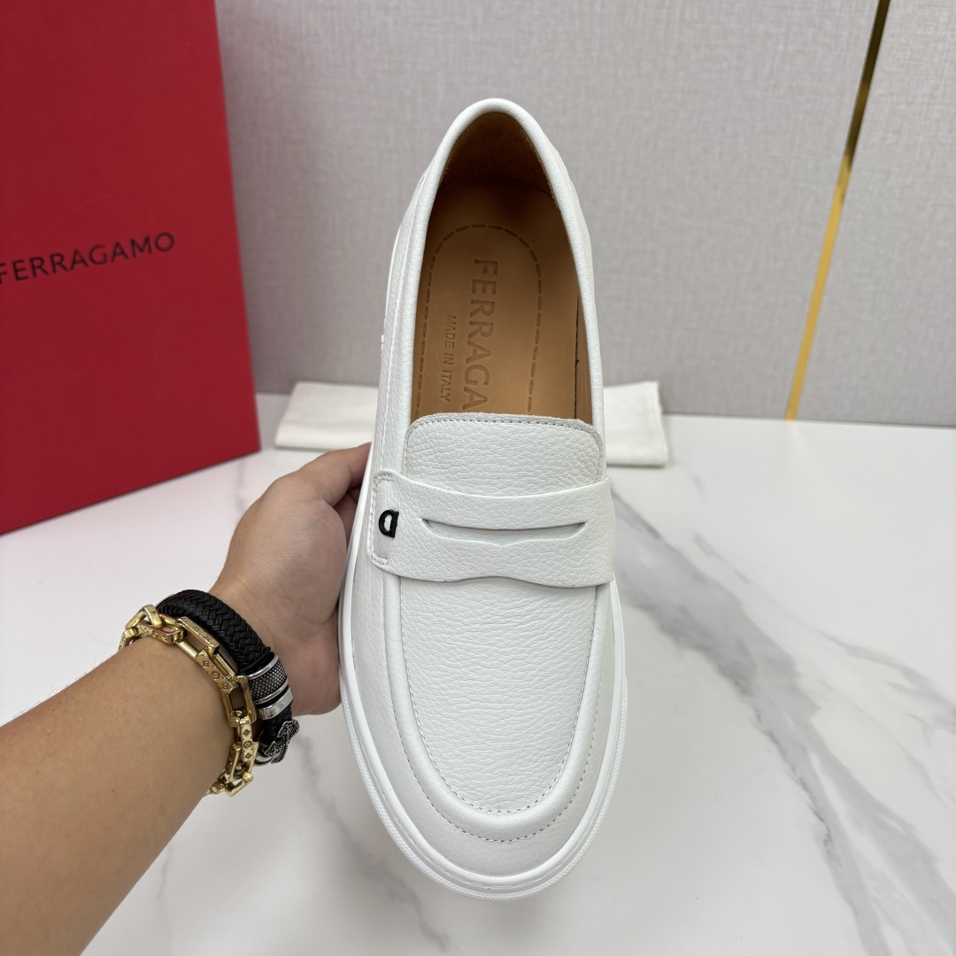 💋💍SF 菲拉~ 新款异型嵌饰休闲鞋乐福鞋 官方 6,780 这款休闲乐福鞋风格低调,简约纯色横杠设计搭配 💋💍SF 菲拉~ 新款异型嵌饰休闲鞋乐福鞋 官方 6,780 这款休闲乐福鞋风格低调,简约纯色横杠设计搭配
