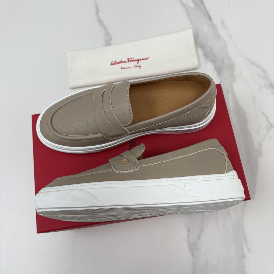 💋💍SF 菲拉~ 新款异型嵌饰休闲鞋乐福鞋 官方 6,780 这款休闲乐福鞋风格低调,简约纯色横杠设计搭配 💋💍SF 菲拉~ 新款异型嵌饰休闲鞋乐福鞋 官方 6,780 这款休闲乐福鞋风格低调,简约纯色横杠设计搭配