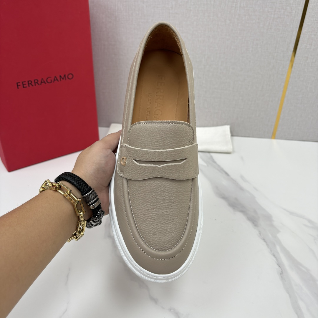 💋💍SF 菲拉~ 新款异型嵌饰休闲鞋乐福鞋 官方 6,780 这款休闲乐福鞋风格低调,简约纯色横杠设计搭配 💋💍SF 菲拉~ 新款异型嵌饰休闲鞋乐福鞋 官方 6,780 这款休闲乐福鞋风格低调,简约纯色横杠设计搭配