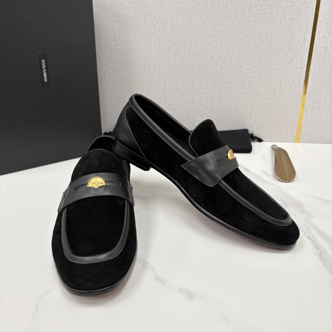 💋💍D&G 杜嘉-班纳 Dolce&Gabban* 莫卡辛便鞋 男士乐福鞋皮鞋 以全新版本创意呈现。D G金属英文 💋💍D&G 杜嘉-班纳 Dolce&Gabban* 莫卡辛便鞋 男士乐福鞋皮鞋 以全新版本创意呈现。D G金属英文