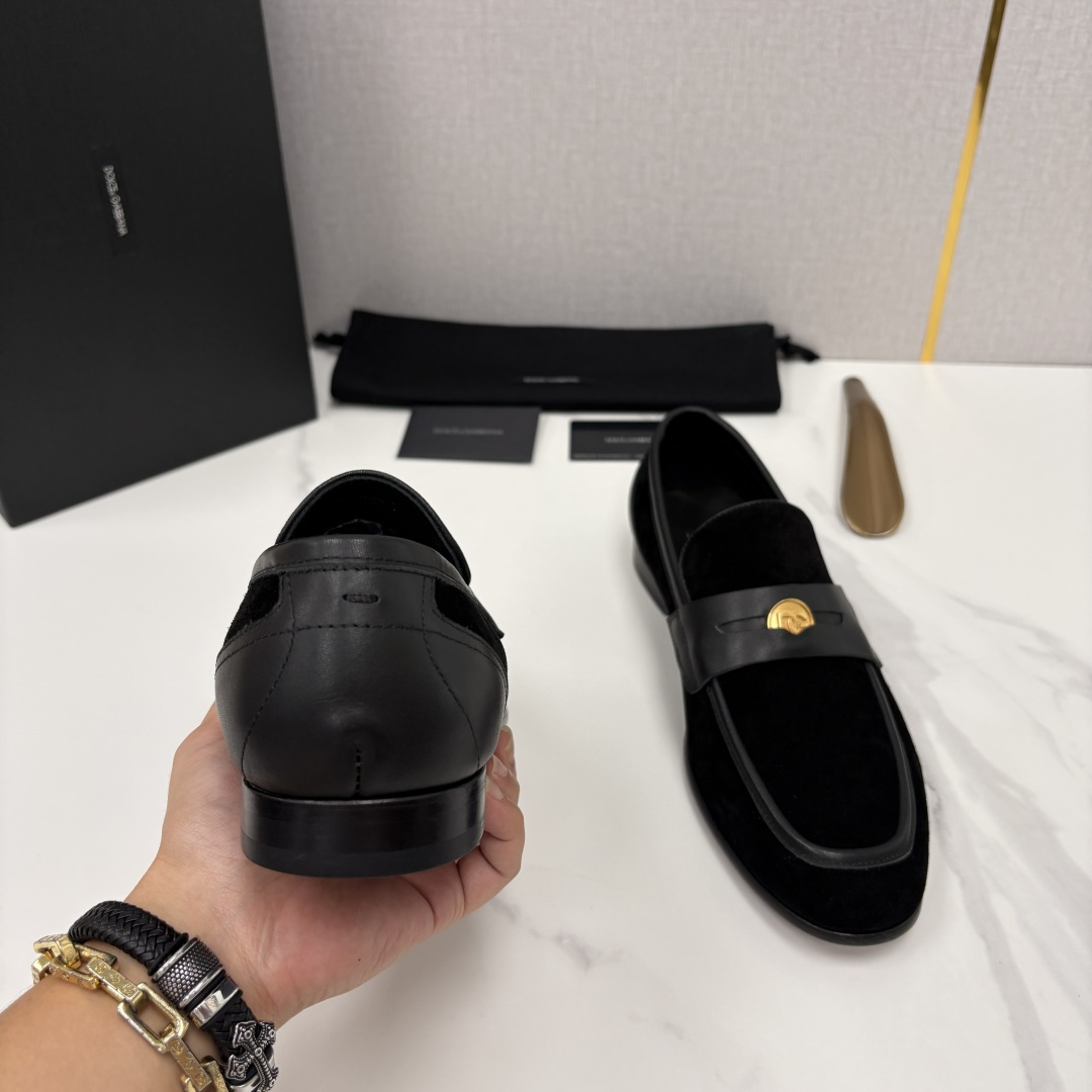 💋💍D&G 杜嘉-班纳 Dolce&Gabban* 莫卡辛便鞋 男士乐福鞋皮鞋 以全新版本创意呈现。D G金属英文 💋💍D&G 杜嘉-班纳 Dolce&Gabban* 莫卡辛便鞋 男士乐福鞋皮鞋 以全新版本创意呈现。D G金属英文