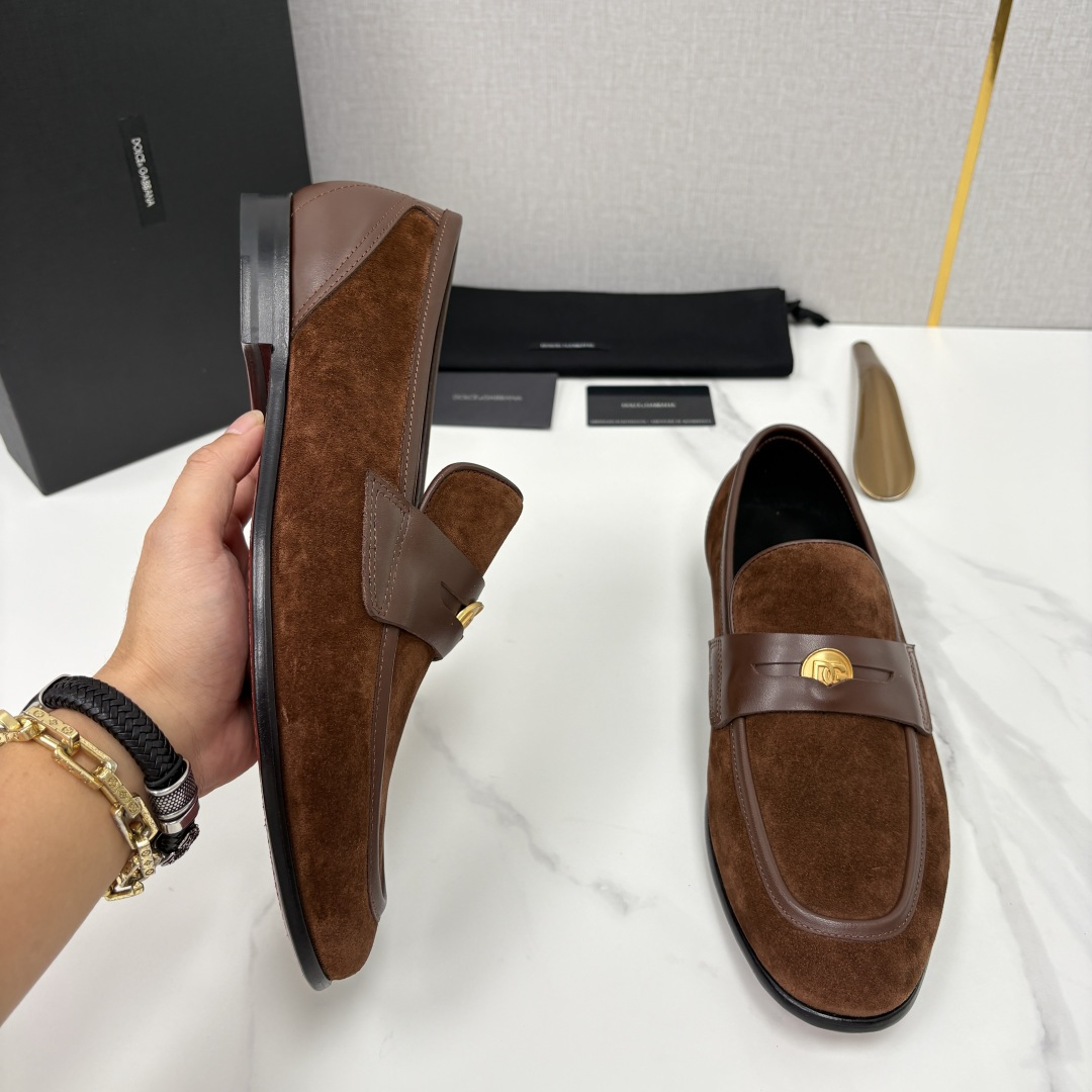 💋💍D&G 杜嘉-班纳 Dolce&Gabban* 莫卡辛便鞋 男士乐福鞋皮鞋 以全新版本创意呈现。D G金属英文 💋💍D&G 杜嘉-班纳 Dolce&Gabban* 莫卡辛便鞋 男士乐福鞋皮鞋 以全新版本创意呈现。D G金属英文