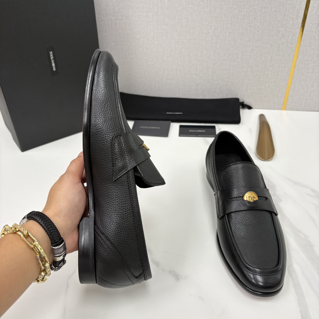 💋💍D&G 杜嘉-班纳 Dolce&Gabban* 莫卡辛便鞋 男士乐福鞋皮鞋 以全新版本创意呈现。D G金属英文 💋💍D&G 杜嘉-班纳 Dolce&Gabban* 莫卡辛便鞋 男士乐福鞋皮鞋 以全新版本创意呈现。D G金属英文
