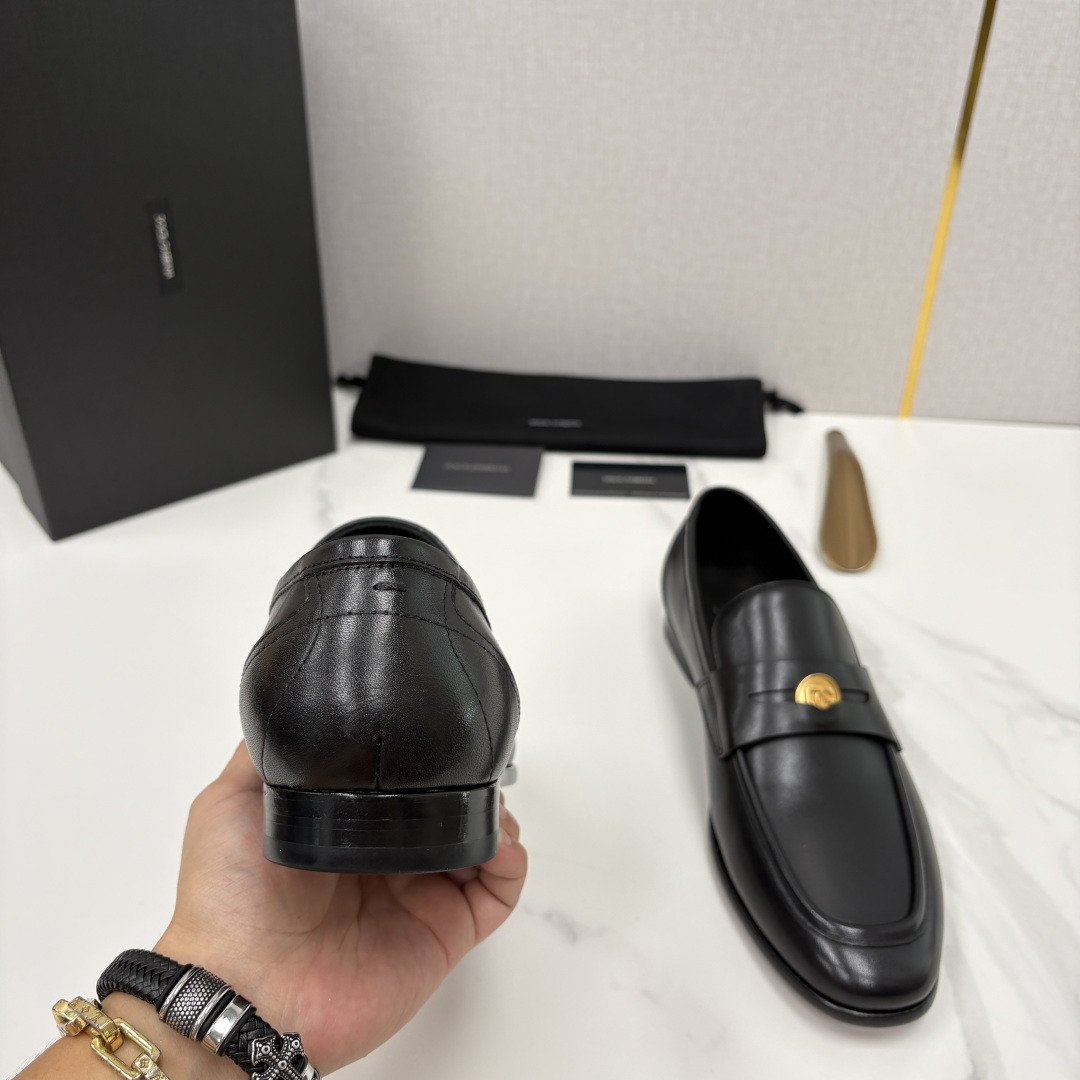 💋💍D&G 杜嘉-班纳 Dolce&Gabban* 莫卡辛便鞋 男士乐福鞋皮鞋 以全新版本创意呈现。D G金属英文 💋💍D&G 杜嘉-班纳 Dolce&Gabban* 莫卡辛便鞋 男士乐福鞋皮鞋 以全新版本创意呈现。D G金属英文