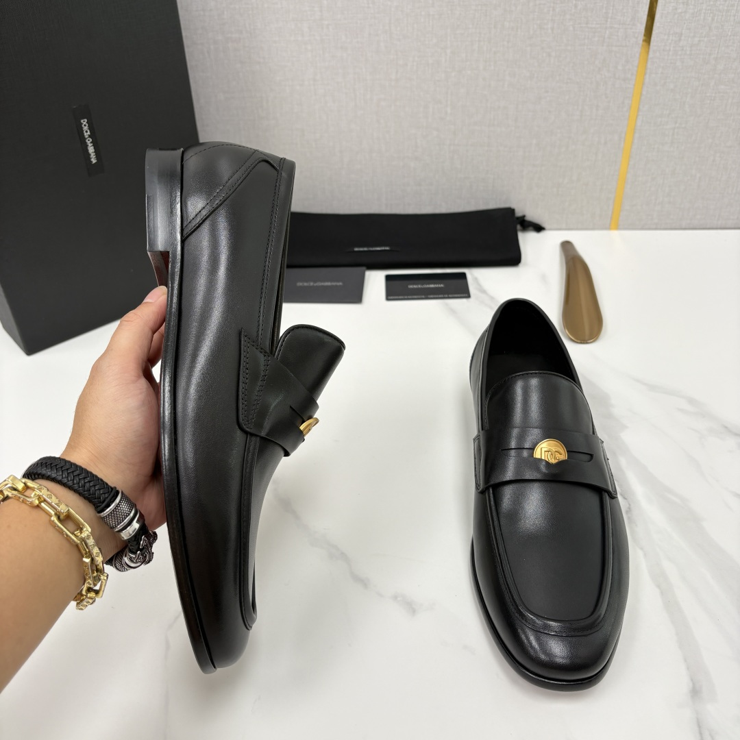 💋💍D&G 杜嘉-班纳 Dolce&Gabban* 莫卡辛便鞋 男士乐福鞋皮鞋 以全新版本创意呈现。D G金属英文 💋💍D&G 杜嘉-班纳 Dolce&Gabban* 莫卡辛便鞋 男士乐福鞋皮鞋 以全新版本创意呈现。D G金属英文