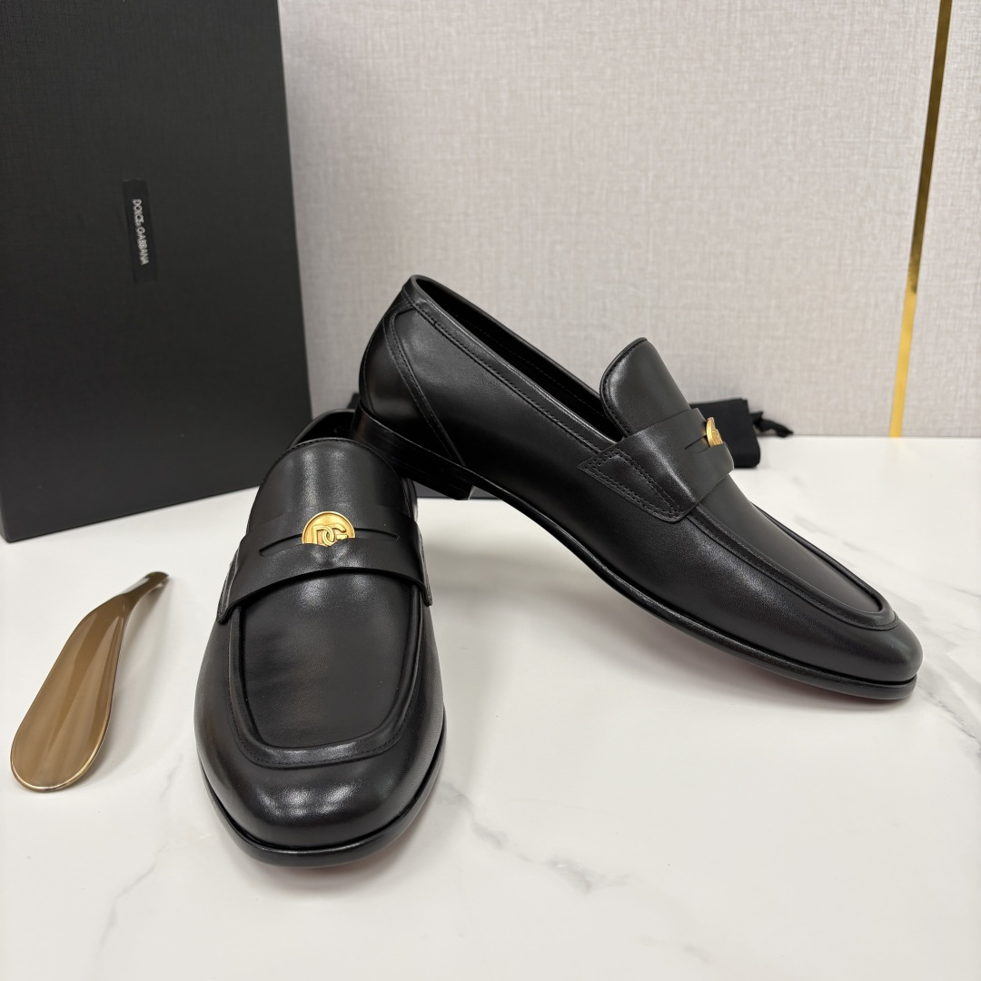 💋💍D&G 杜嘉-班纳 Dolce&Gabban* 莫卡辛便鞋 男士乐福鞋皮鞋 以全新版本创意呈现。D G金属英文 💋💍D&G 杜嘉-班纳 Dolce&Gabban* 莫卡辛便鞋 男士乐福鞋皮鞋 以全新版本创意呈现。D G金属英文