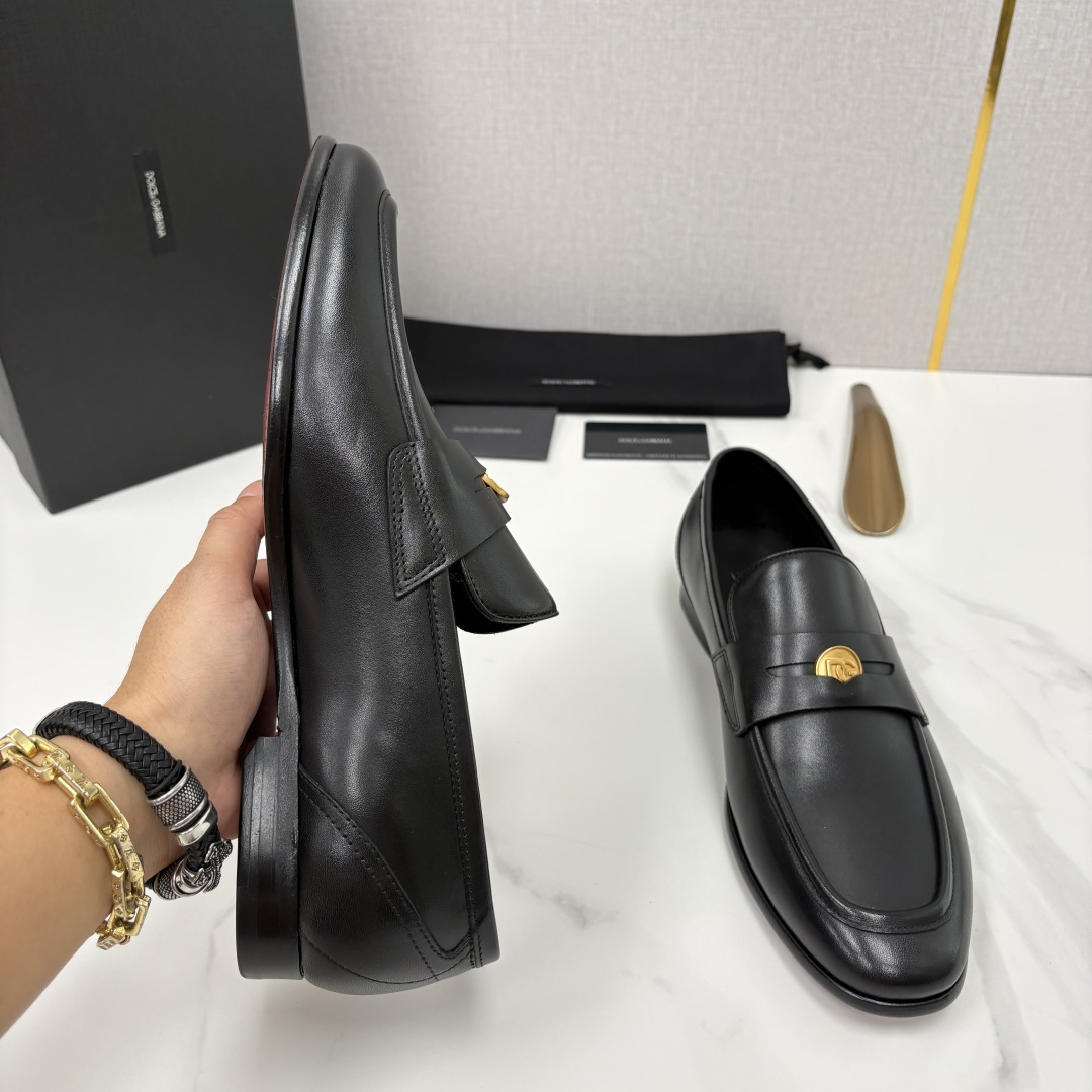 💋💍D&G 杜嘉-班纳 Dolce&Gabban* 莫卡辛便鞋 男士乐福鞋皮鞋 以全新版本创意呈现。D G金属英文 💋💍D&G 杜嘉-班纳 Dolce&Gabban* 莫卡辛便鞋 男士乐福鞋皮鞋 以全新版本创意呈现。D G金属英文
