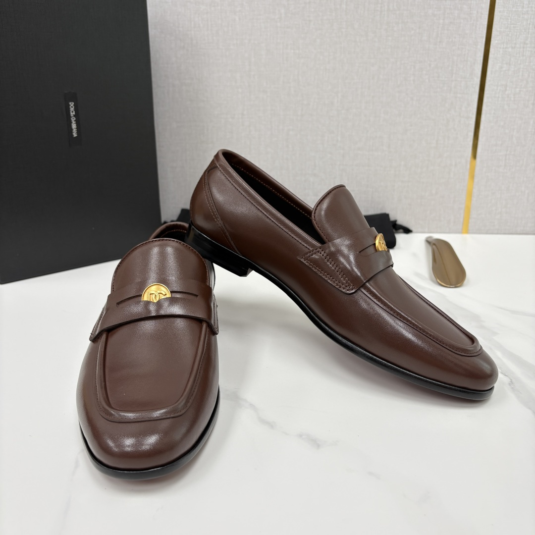 💋💍D&G 杜嘉-班纳 Dolce&Gabban* 莫卡辛便鞋 男士乐福鞋皮鞋 以全新版本创意呈现。D G金属英文 💋💍D&G 杜嘉-班纳 Dolce&Gabban* 莫卡辛便鞋 男士乐福鞋皮鞋 以全新版本创意呈现。D G金属英文
