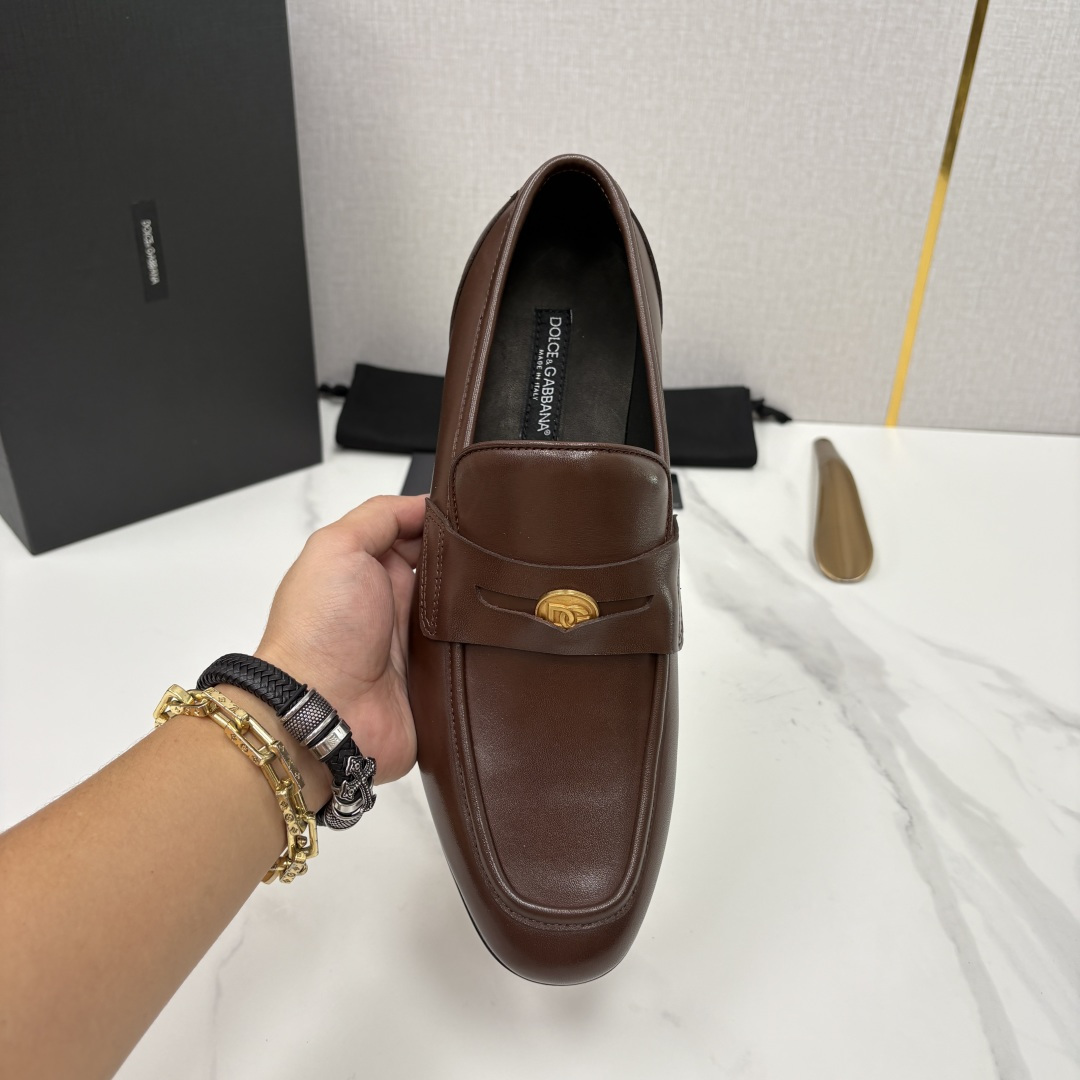 💋💍D&G 杜嘉-班纳 Dolce&Gabban* 莫卡辛便鞋 男士乐福鞋皮鞋 以全新版本创意呈现。D G金属英文 💋💍D&G 杜嘉-班纳 Dolce&Gabban* 莫卡辛便鞋 男士乐福鞋皮鞋 以全新版本创意呈现。D G金属英文