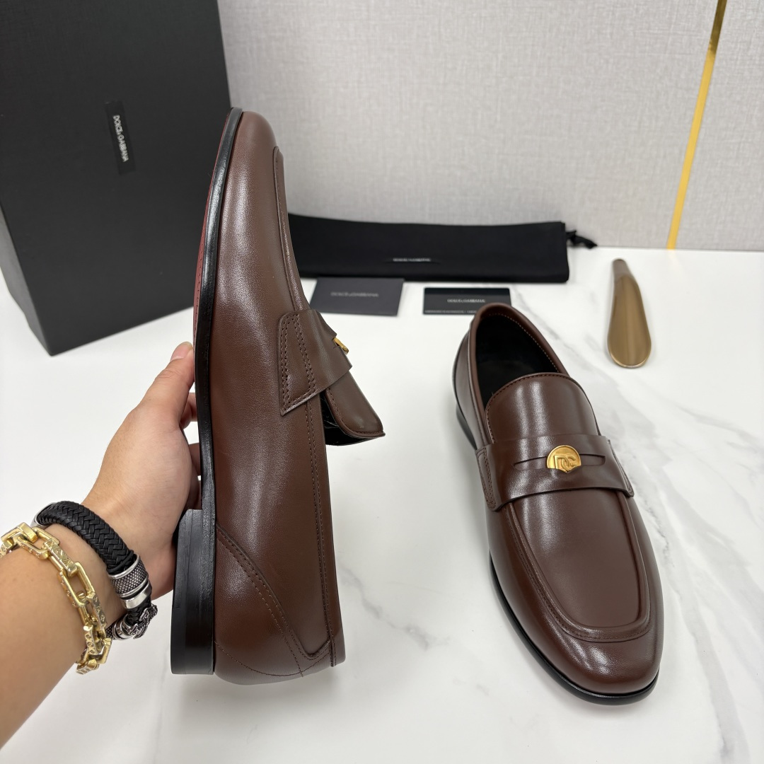 💋💍D&G 杜嘉-班纳 Dolce&Gabban* 莫卡辛便鞋 男士乐福鞋皮鞋 以全新版本创意呈现。D G金属英文 💋💍D&G 杜嘉-班纳 Dolce&Gabban* 莫卡辛便鞋 男士乐福鞋皮鞋 以全新版本创意呈现。D G金属英文