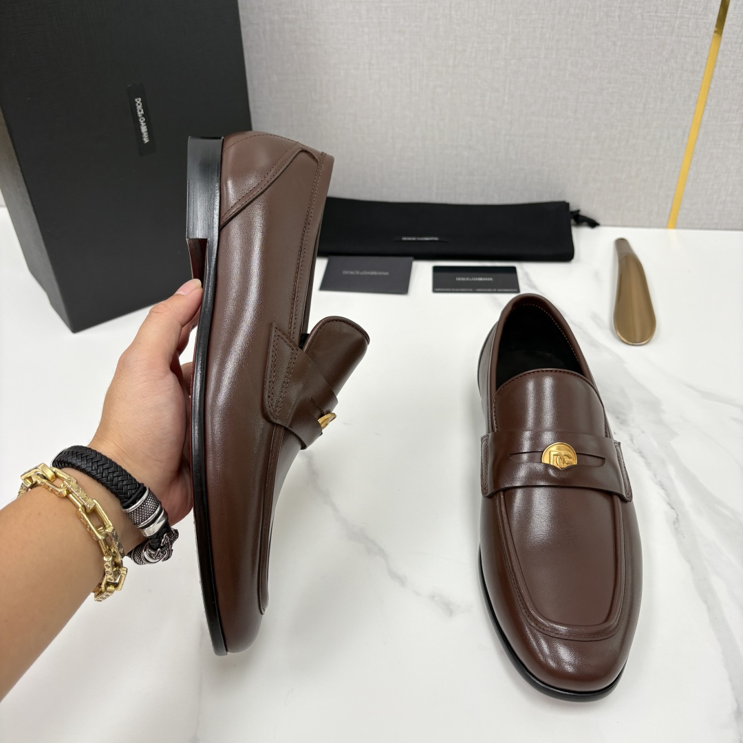 💋💍D&G 杜嘉-班纳 Dolce&Gabban* 莫卡辛便鞋 男士乐福鞋皮鞋 以全新版本创意呈现。D G金属英文 💋💍D&G 杜嘉-班纳 Dolce&Gabban* 莫卡辛便鞋 男士乐福鞋皮鞋 以全新版本创意呈现。D G金属英文