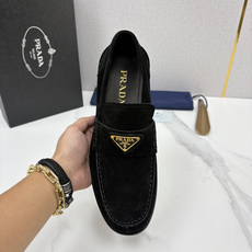 💋💍P家新品 Prad* 普拉-达 新款Saffiano系列男士乐福鞋皮鞋 以开边珠雾面皮、小牛皮、反毛皮为鞋面 💋💍P家新品 Prad* 普拉-达 新款Saffiano系列男士乐福鞋皮鞋 以开边珠雾面皮、小牛皮、反毛皮为鞋面