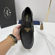 💋💍P家新品 Prad* 普拉-达 新款Saffiano系列男士乐福鞋皮鞋 以开边珠雾面皮、小牛皮、反毛皮为鞋面 💋💍P家新品 Prad* 普拉-达 新款Saffiano系列男士乐福鞋皮鞋 以开边珠雾面皮、小牛皮、反毛皮为鞋面