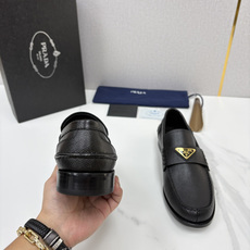 💋💍P家新品 Prad* 普拉-达 新款Saffiano系列男士乐福鞋皮鞋 以开边珠雾面皮、小牛皮、反毛皮为鞋面 💋💍P家新品 Prad* 普拉-达 新款Saffiano系列男士乐福鞋皮鞋 以开边珠雾面皮、小牛皮、反毛皮为鞋面