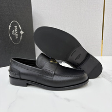 💋💍P家新品 Prad* 普拉-达 新款Saffiano系列男士乐福鞋皮鞋 以开边珠雾面皮、小牛皮、反毛皮为鞋面 💋💍P家新品 Prad* 普拉-达 新款Saffiano系列男士乐福鞋皮鞋 以开边珠雾面皮、小牛皮、反毛皮为鞋面