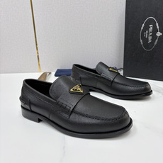 💋💍P家新品 Prad* 普拉-达 新款Saffiano系列男士乐福鞋皮鞋 以开边珠雾面皮、小牛皮、反毛皮为鞋面 💋💍P家新品 Prad* 普拉-达 新款Saffiano系列男士乐福鞋皮鞋 以开边珠雾面皮、小牛皮、反毛皮为鞋面