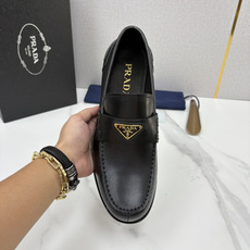 💋💍P家新品 Prad* 普拉-达 新款Saffiano系列男士乐福鞋皮鞋 以开边珠雾面皮、小牛皮、反毛皮为鞋面 💋💍P家新品 Prad* 普拉-达 新款Saffiano系列男士乐福鞋皮鞋 以开边珠雾面皮、小牛皮、反毛皮为鞋面