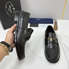 💋💍P家新品 Prad* 普拉-达 新款Saffiano系列男士乐福鞋皮鞋 以开边珠雾面皮、小牛皮、反毛皮为鞋面 💋💍P家新品 Prad* 普拉-达 新款Saffiano系列男士乐福鞋皮鞋 以开边珠雾面皮、小牛皮、反毛皮为鞋面