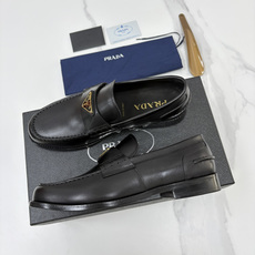 💋💍P家新品 Prad* 普拉-达 新款Saffiano系列男士乐福鞋皮鞋 以开边珠雾面皮、小牛皮、反毛皮为鞋面 💋💍P家新品 Prad* 普拉-达 新款Saffiano系列男士乐福鞋皮鞋 以开边珠雾面皮、小牛皮、反毛皮为鞋面